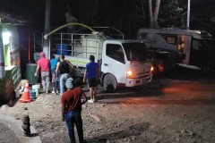 Les locaux viennent chercher l'eau potable à la source.
