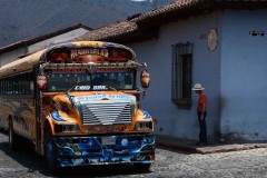 Les chicken bus sont d'anciens autobus scolaires  étasuniens reconvertis en autobus en Amérique du Sud et centrale.