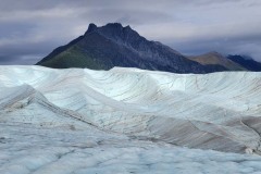 Un peu magique de marcher sur un glacier