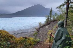 On longe le glacier sous la pluie